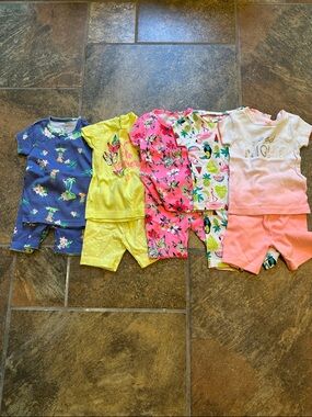 Lot of five summer pajamas - Carter's brand - size 9 months